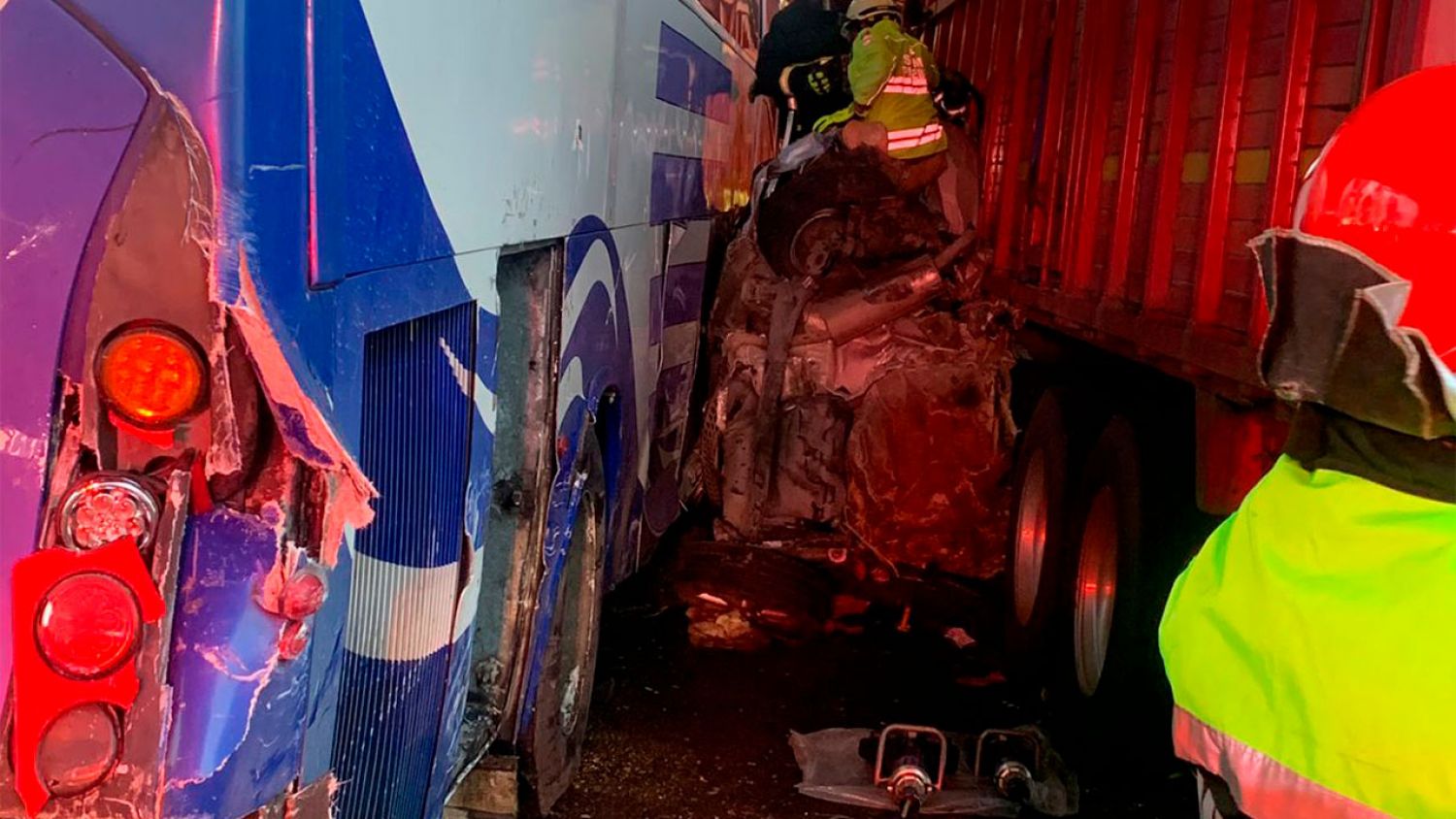 Por carambola en la autopista México-Puebla automovilista queda prensado