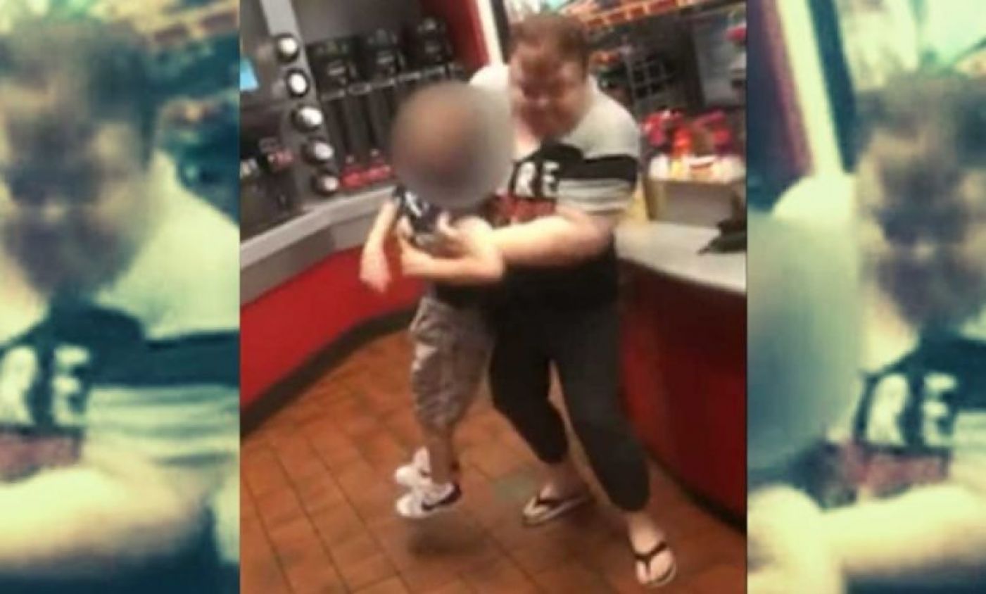 "El menor pedía ayuda a gritos" Captan a madre arrojando a su hijo con autismo sobre el suelo