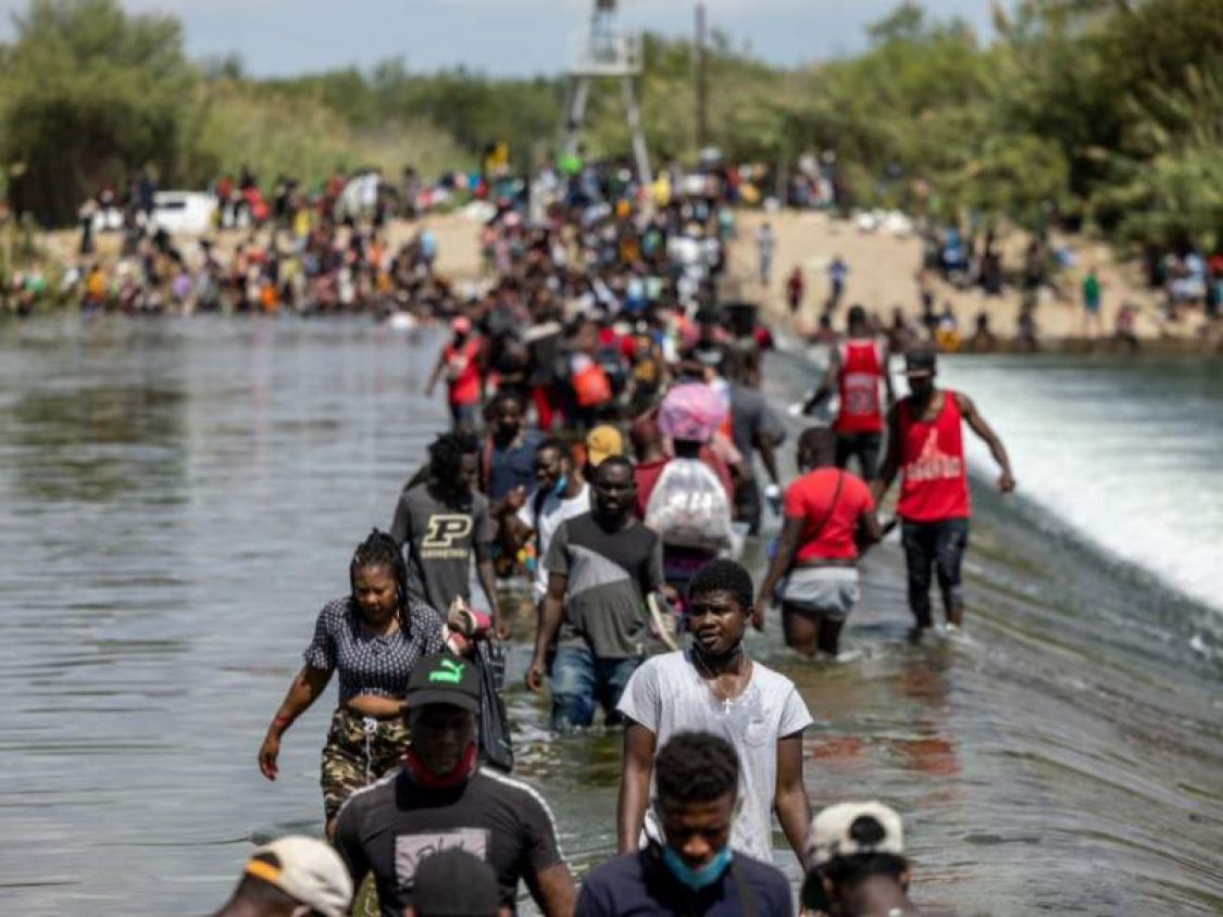 EU aumentará vuelos de deportación para inmigrantes varados en Texas