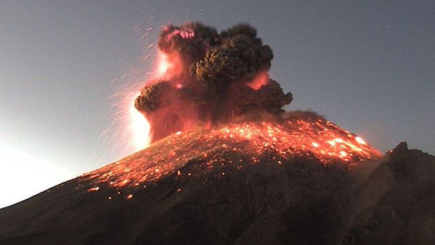 Volcán Popocatépetl presenta intensa actividad; lanza fragmentos incandescentes tras explosión