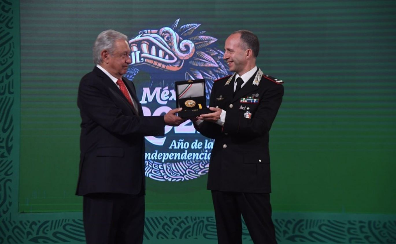 Entregan águila azteca al general Roberto Riccardi por recuperación de piezas prehispánicas 