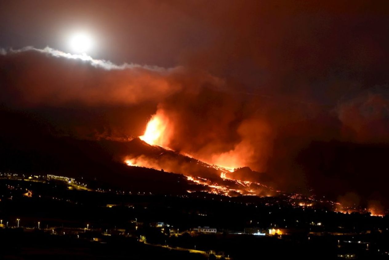 La lava se acerca más al mar en La Palma; orografía podría beneficiar los habitantes