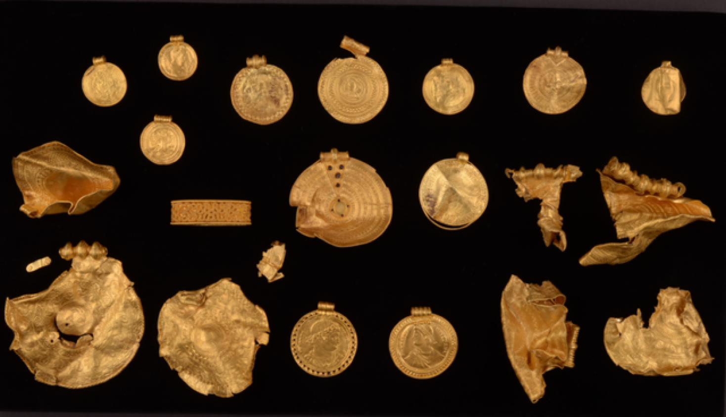 Un hombre encuentra con su detector de metales uno de los tesoros de oro más grandes de Dinamarca