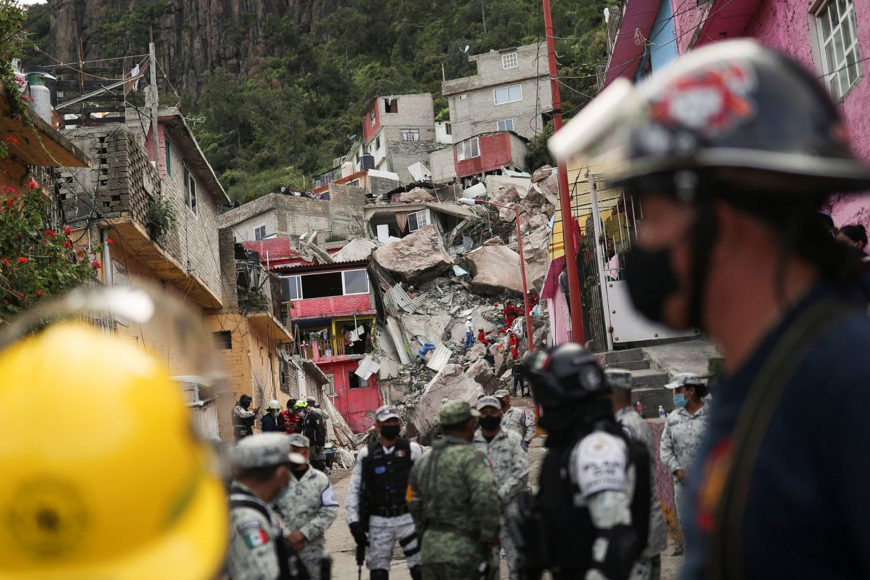Fueron demolidas casas en el Chiquihuite y colocan 10 mil toneladas de rocas