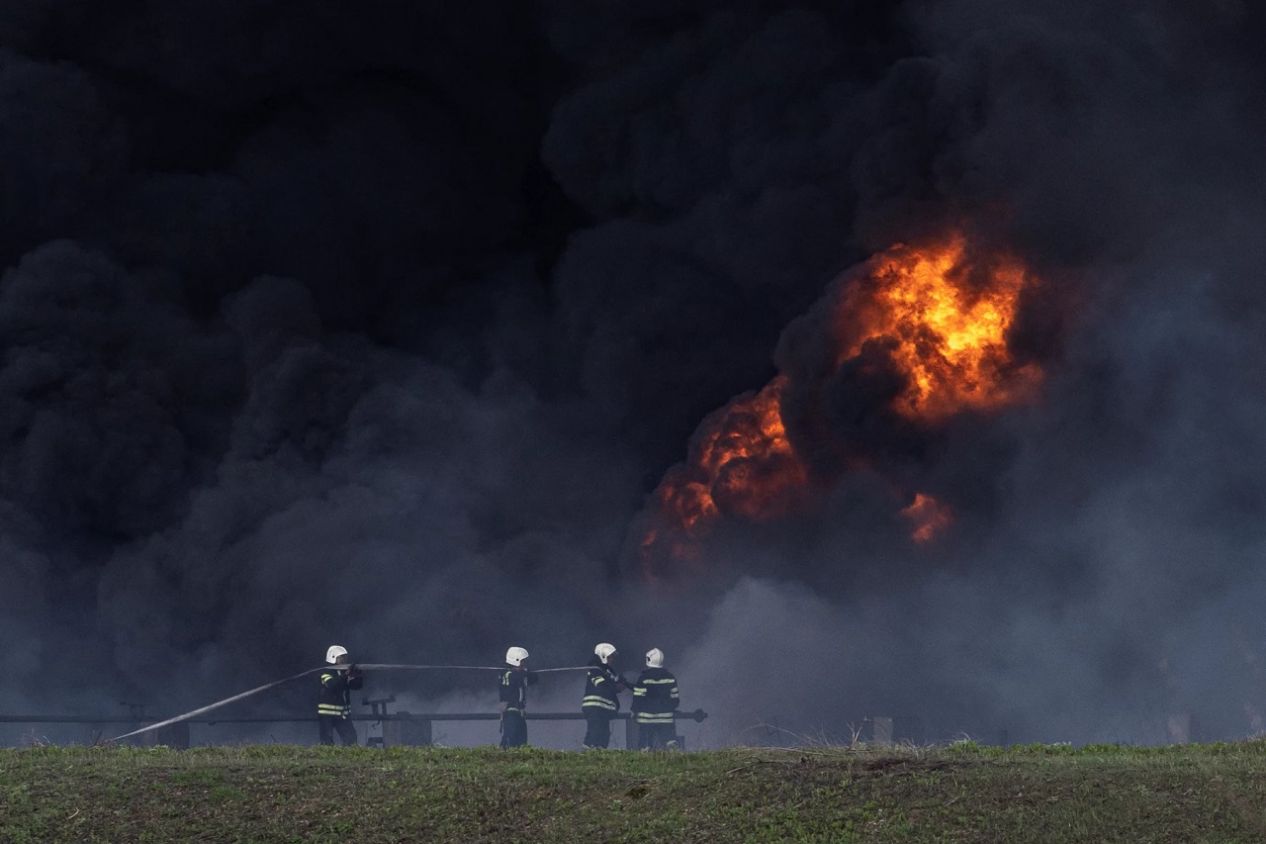 Ejército Ruso bombardea refinería al este de Ucrania