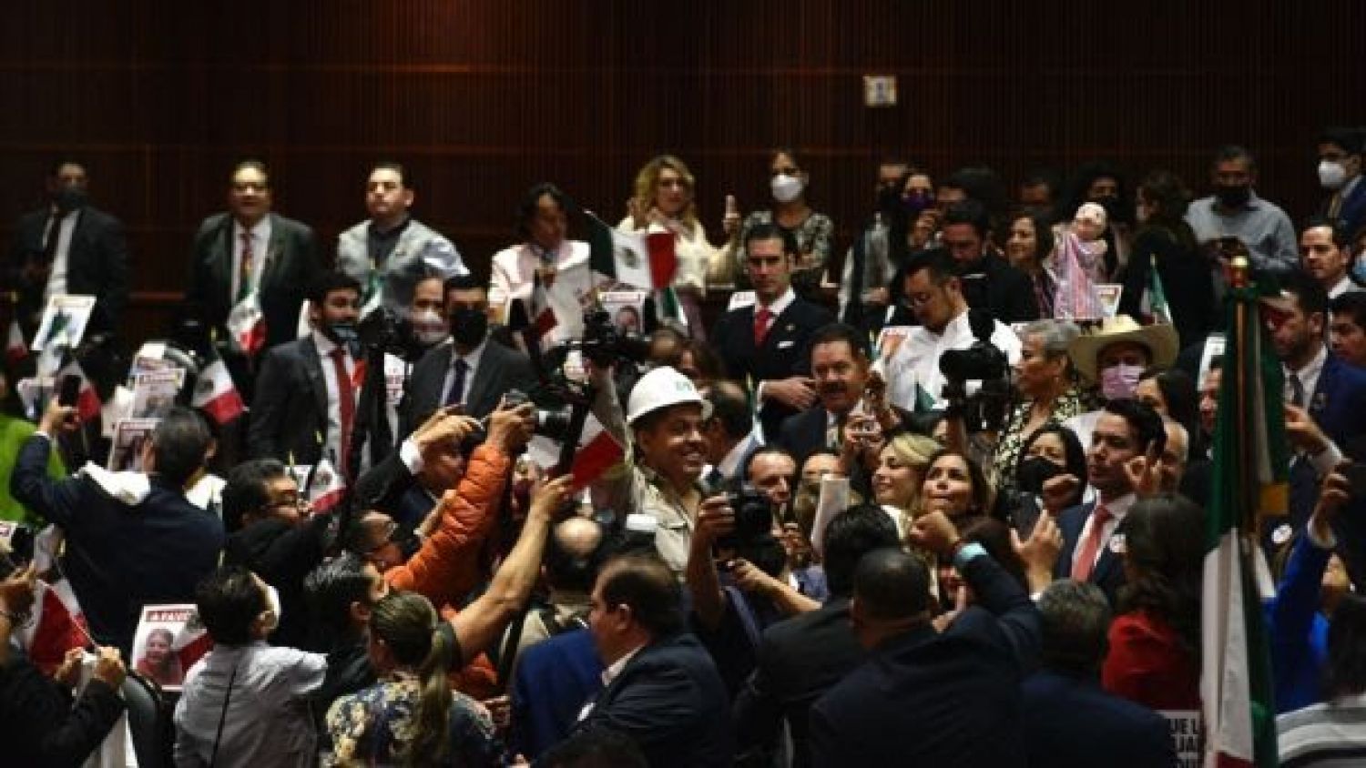 Comienza en cámara de diputados discusión de Reforma Eléctrica entre gritos y pancartas