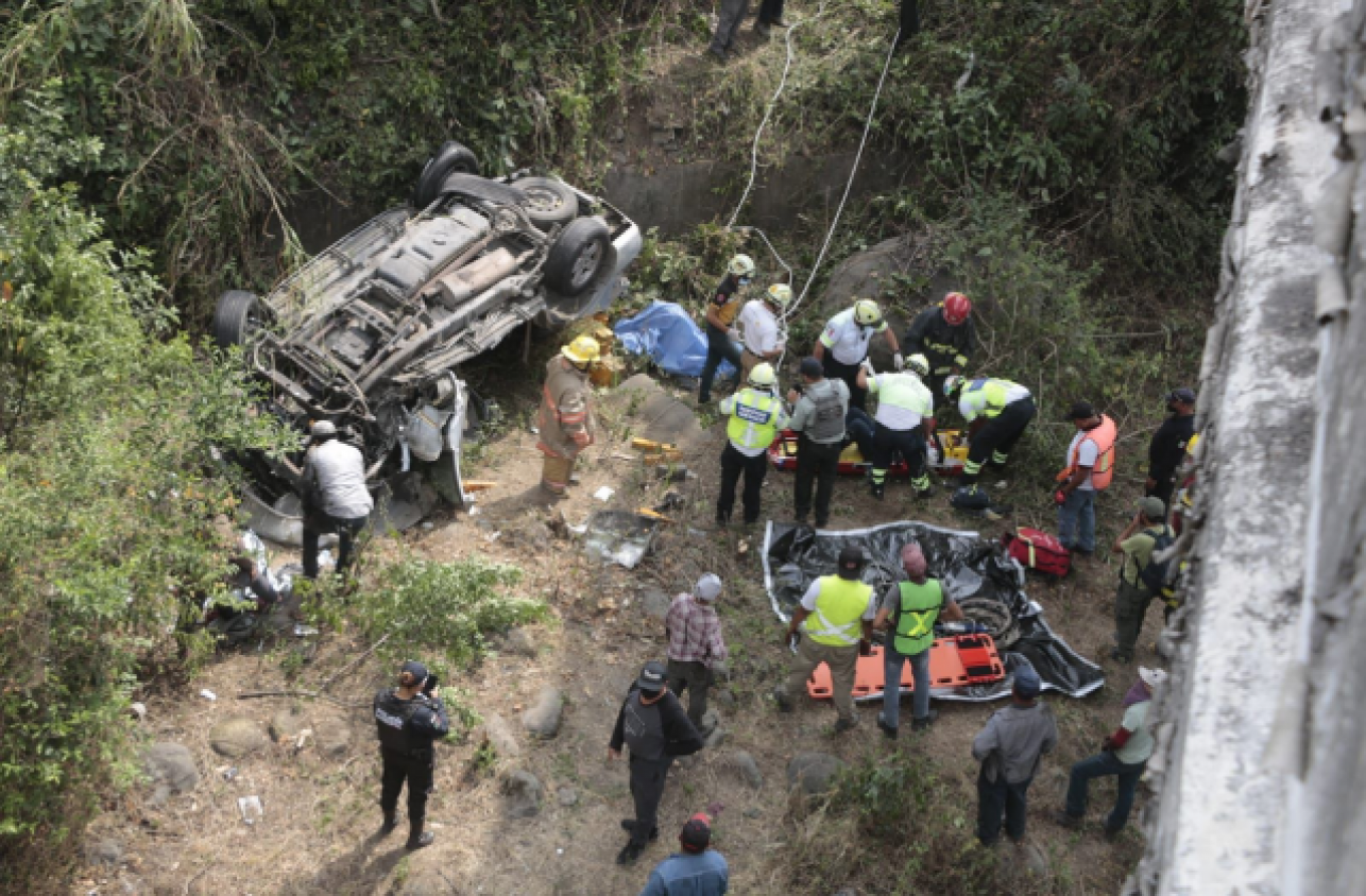 Cae camioneta a un barranco con migrantes en la autopista Veracruz-Córdoba; al menos 2 muertos