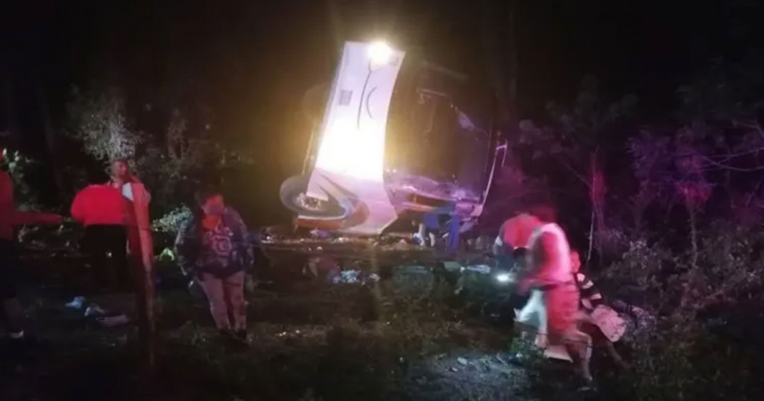 Camión turístico que transportaba poblanos volcó en Oaxaca; se han reportado 8 fallecidos
