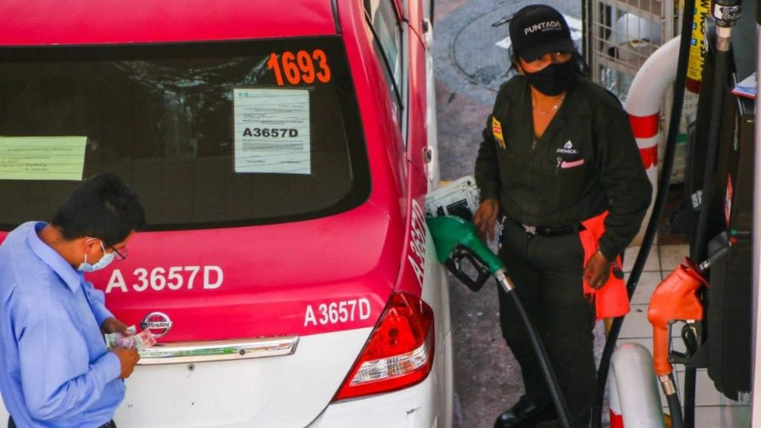 Precio de la gasolina sigue subiendo, pero consumidor no lo ve, SHCP mantiene subsidio del IEPS
