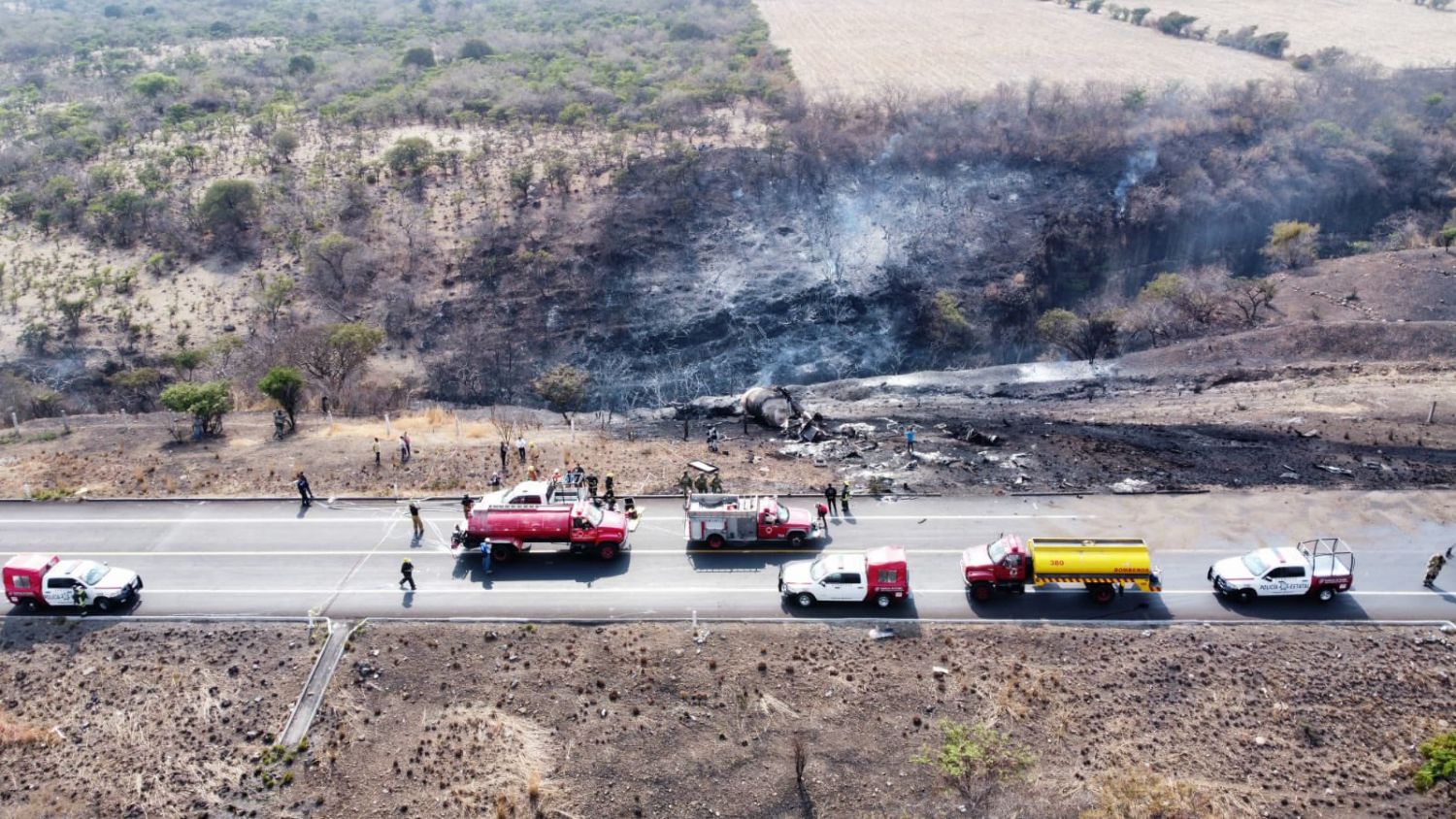 Pipa que transportaba hidrocarburo se incendió sobre la autopista Siglo XXI tras volcadura