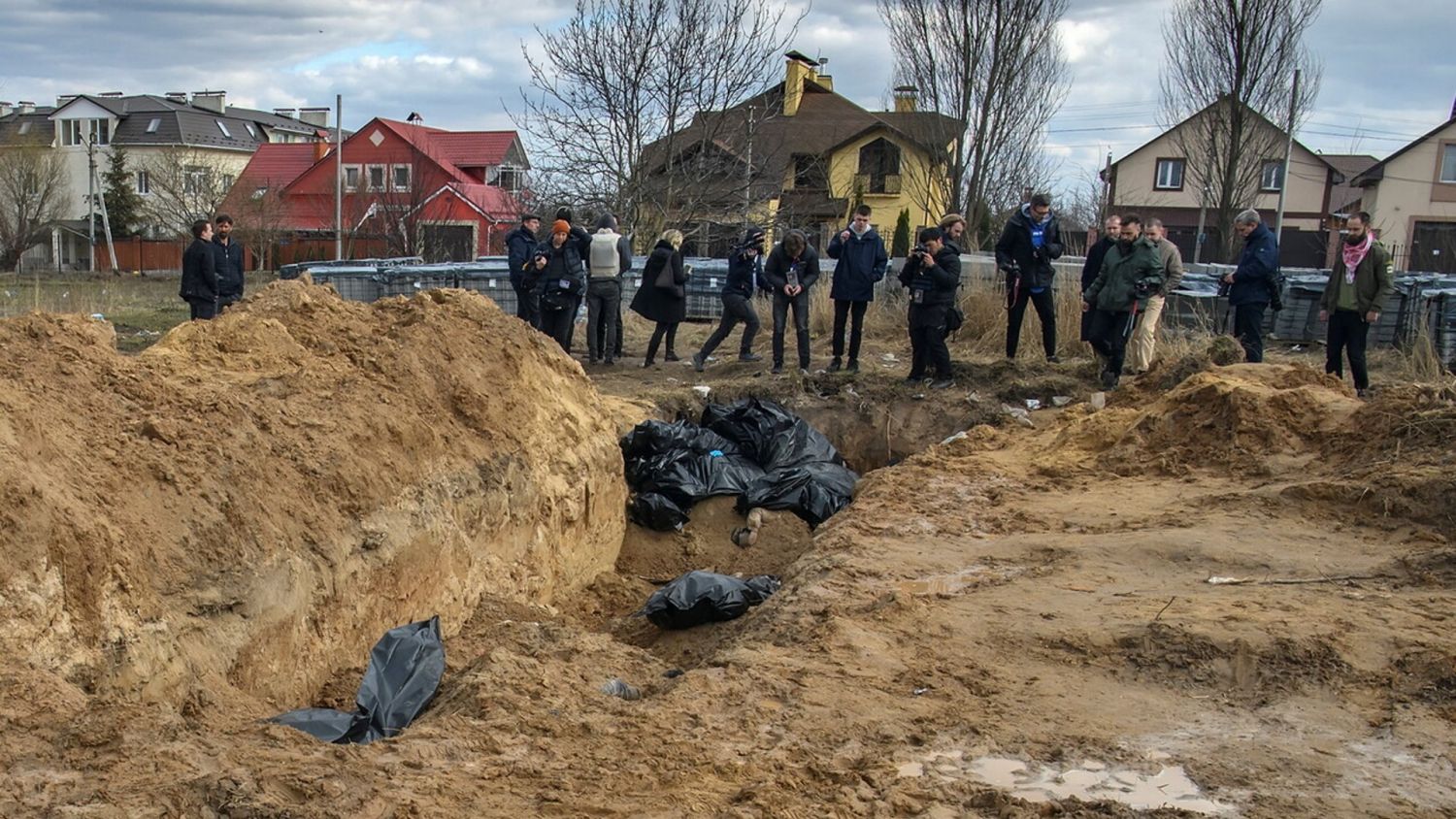 En Kiev hallaron más cadáveres de civiles con las manos atadas y signos de tortura