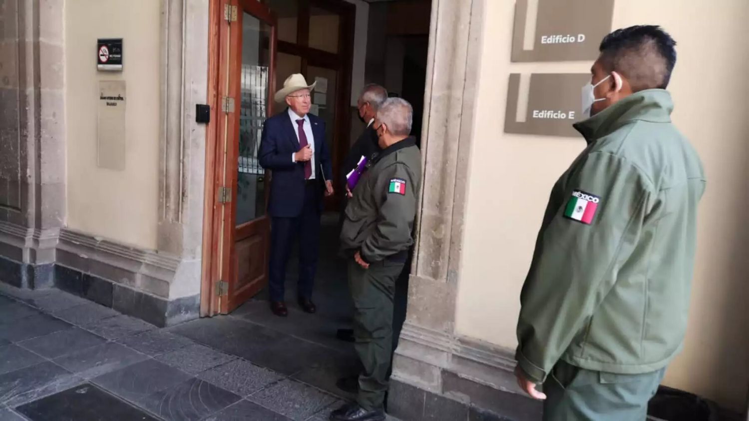 Ken Salazar vuelve a Palacio Nacional tras resolución de la Corte sobre Ley Eléctrica