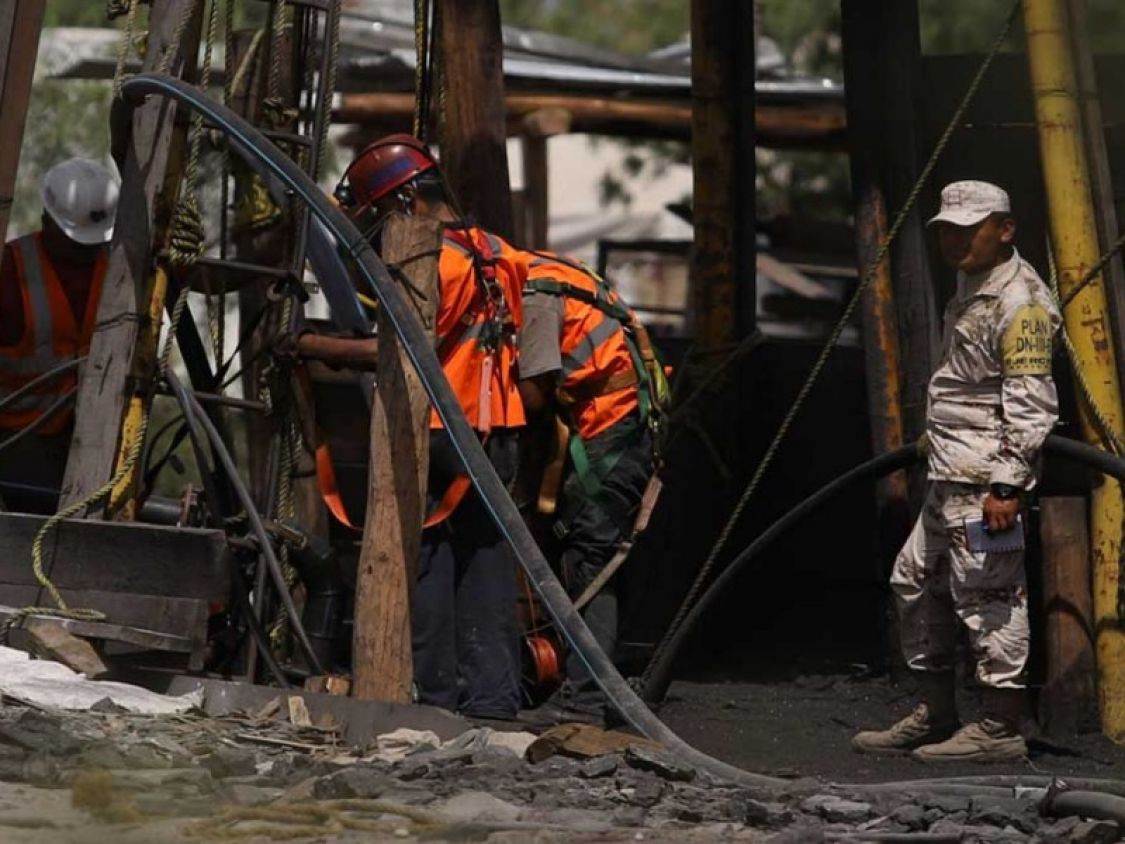 Confirman entrada de buzos a uno de los pozos donde realizan maniobras de rescate de mineros pero siguen sin localizarlos