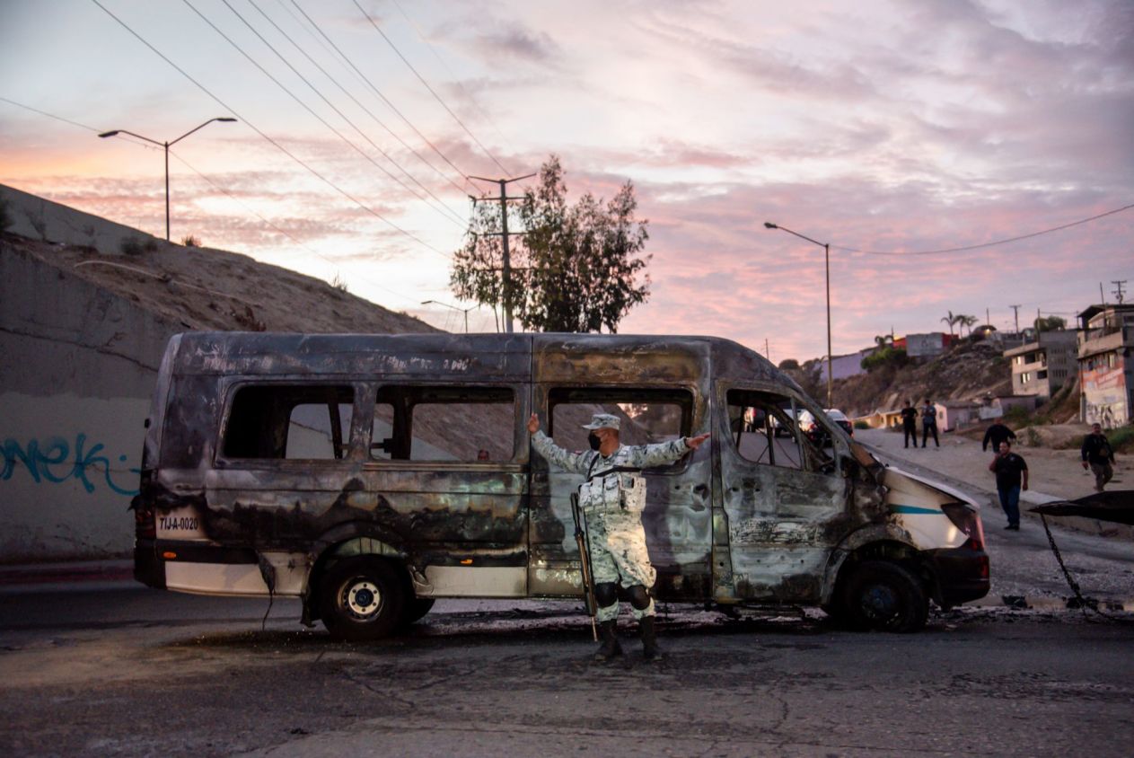 Bloqueos e incendios en Baja California fue por presunta pelea entre cárteles de Sinaloa y Jalisco; hay 17 detenidos