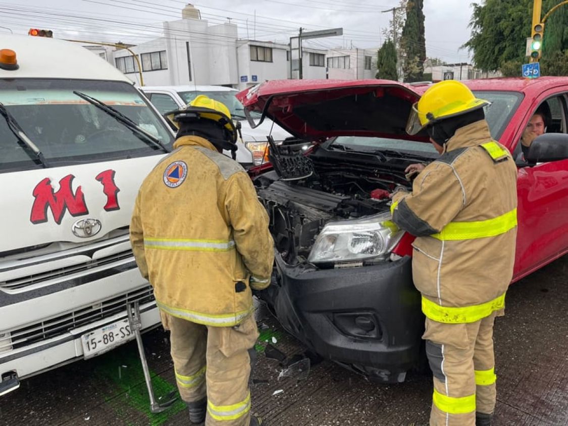 Choque de ruta M1 del transporte publico con un particular deja saldo de  13 personas lesionadas