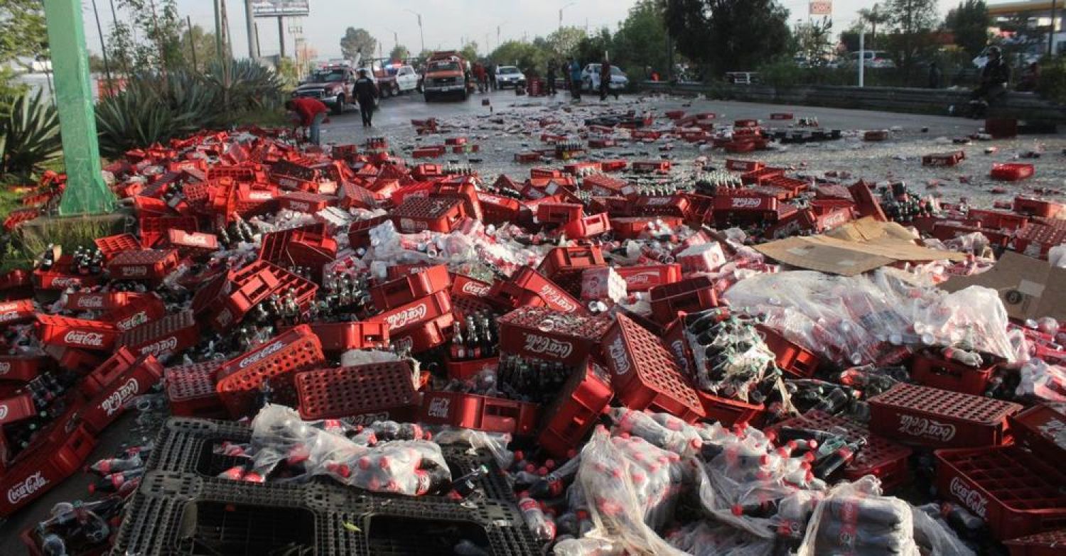 Tráiler cargado de refrescos vuelva su carga en Periférico Ecológico causando caos y rapiña en la zona