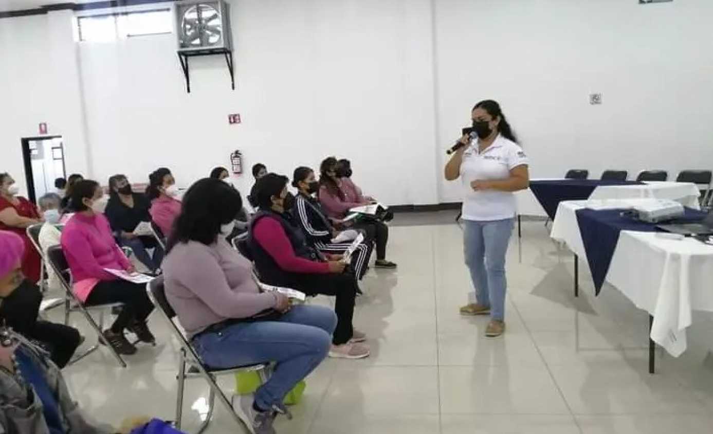 En Tetla se realiza platica sobre violencia de genero al grupo MUCPAZ