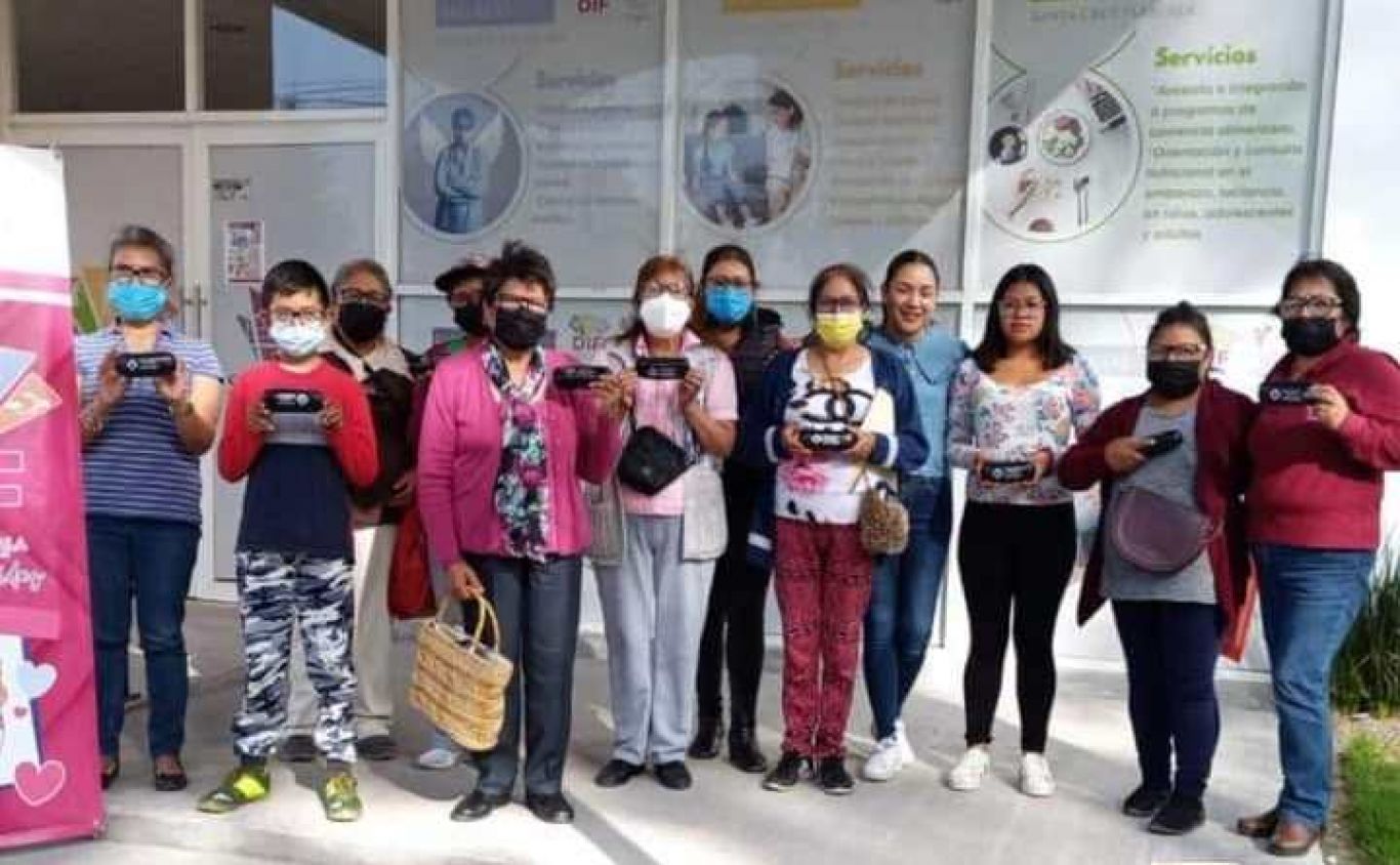 DIF de Santa Cruz Tlaxcala entrega apoyo de lentes a ciudadanos con dificultades visuales