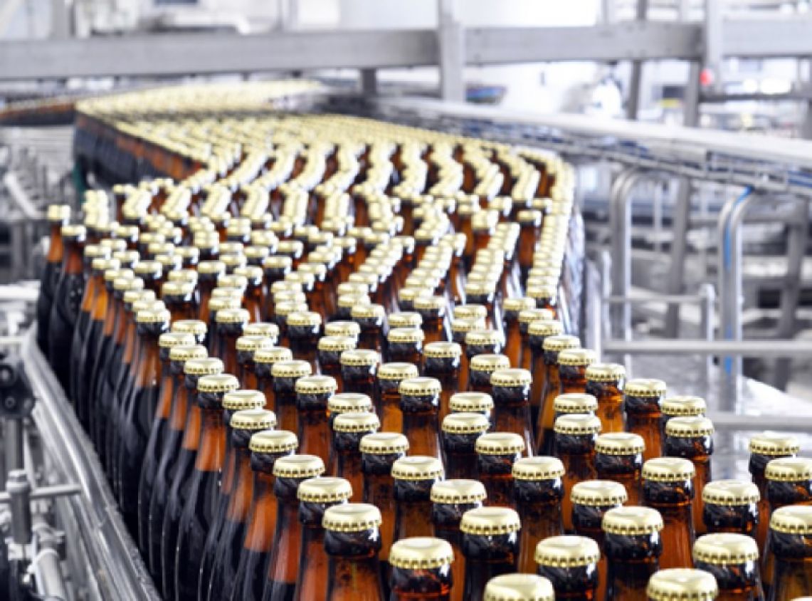 Cerveceras y refresqueras intensifican esfuerzos para reducir aún más su consumo de agua