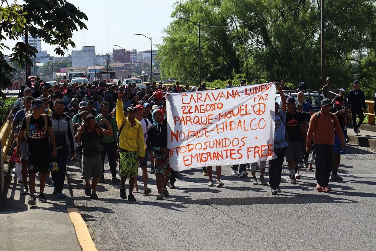 Sale caravana migrante de Tapachula rumbo a la aduana en Huixtla