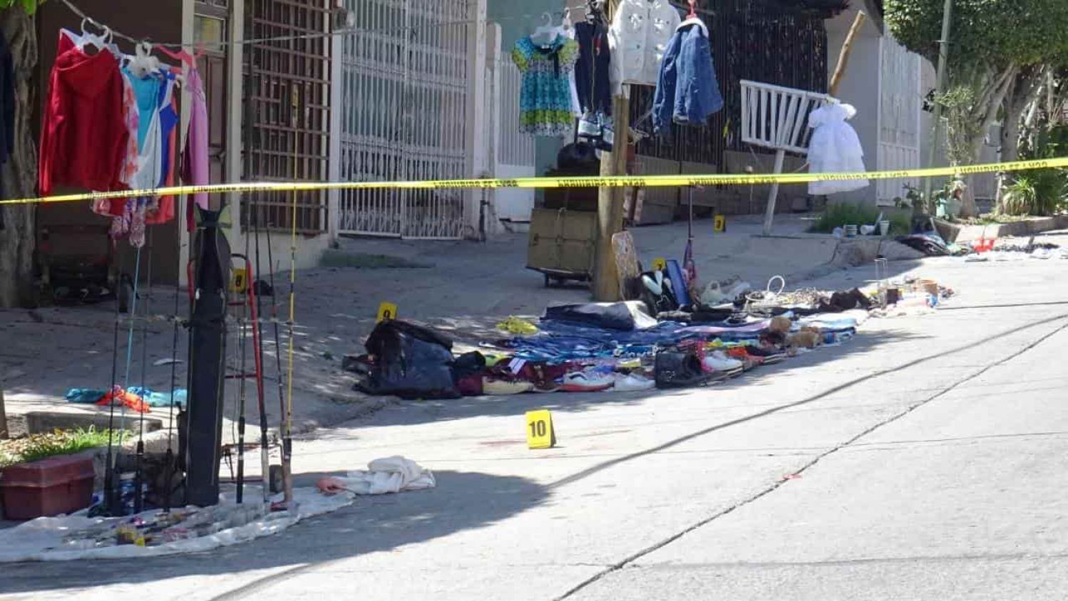 Menor muere en puesto de tianguis tras ser alcanzado por las balas durante persecución de sicarios