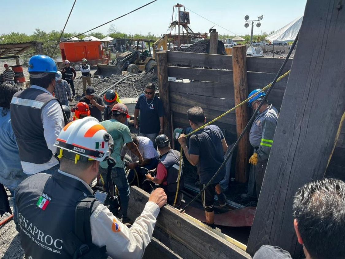 Gobierno federal consultará con familia de mineros atrapados en Coahuila su plan de rescate