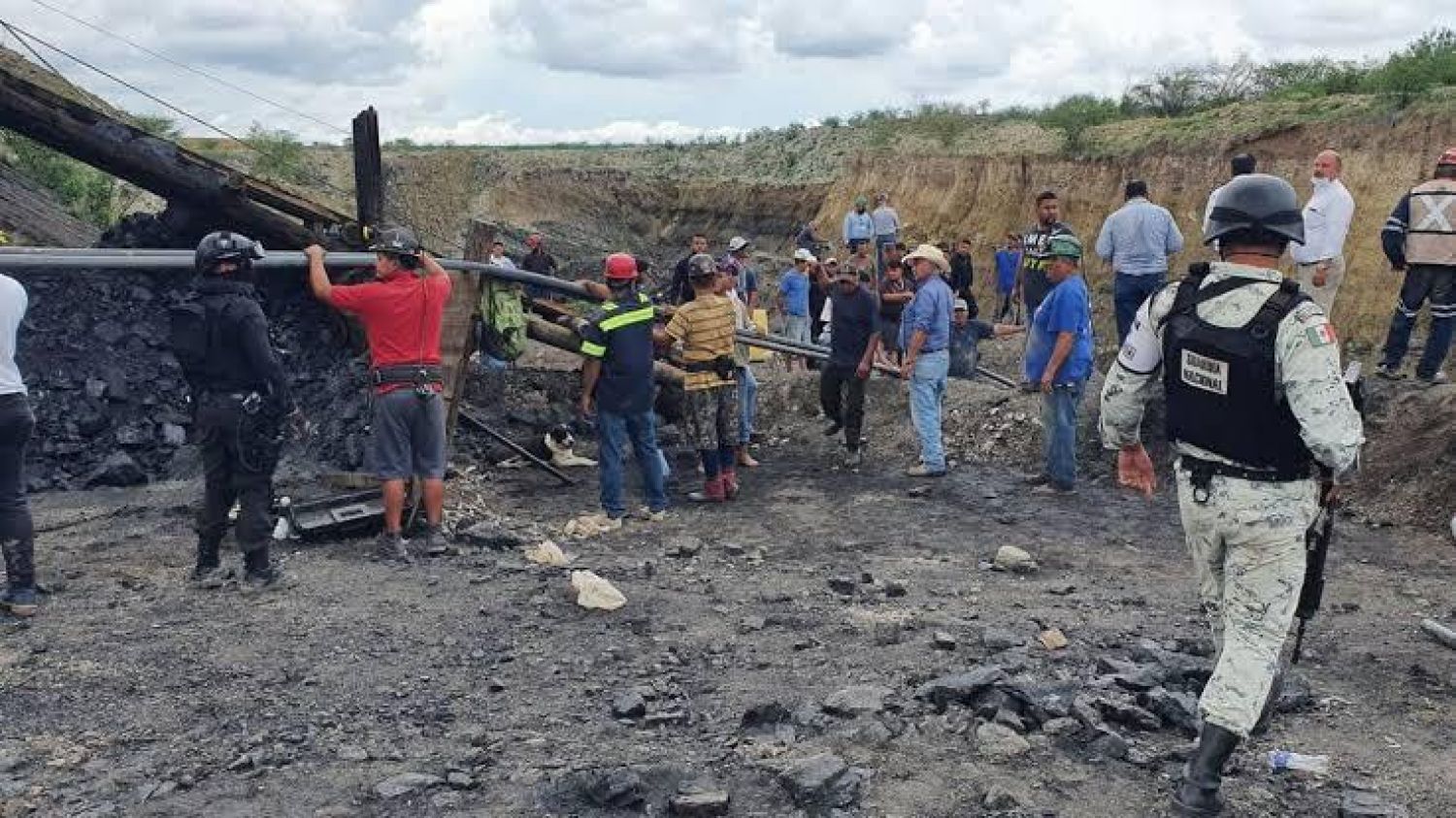 Derrumbe en mina de Coahuila deja a varios mineros sepultados; logran rescatar a uno