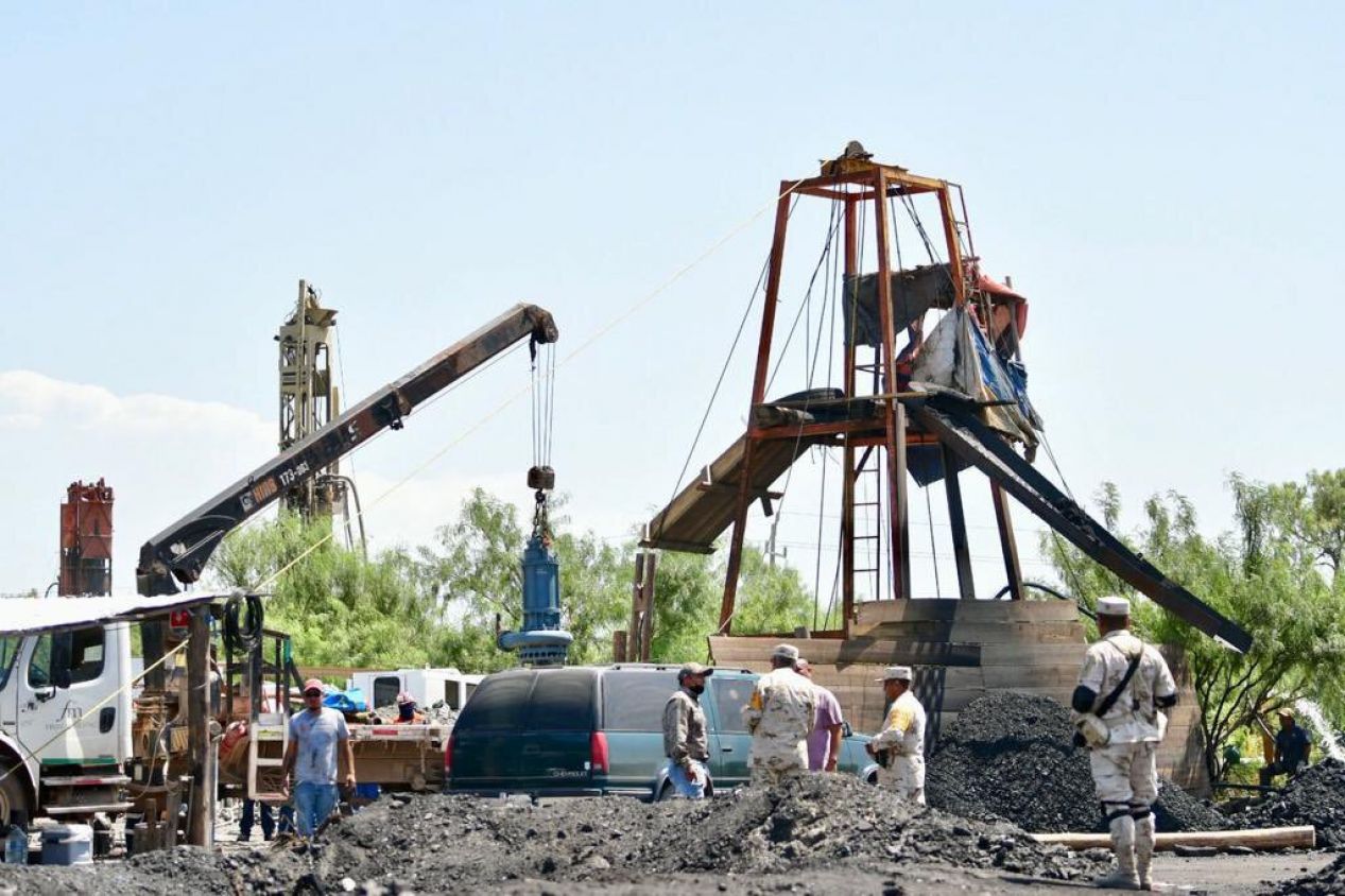 Extraen agua de pozos en Coahuila para rescate de mineros