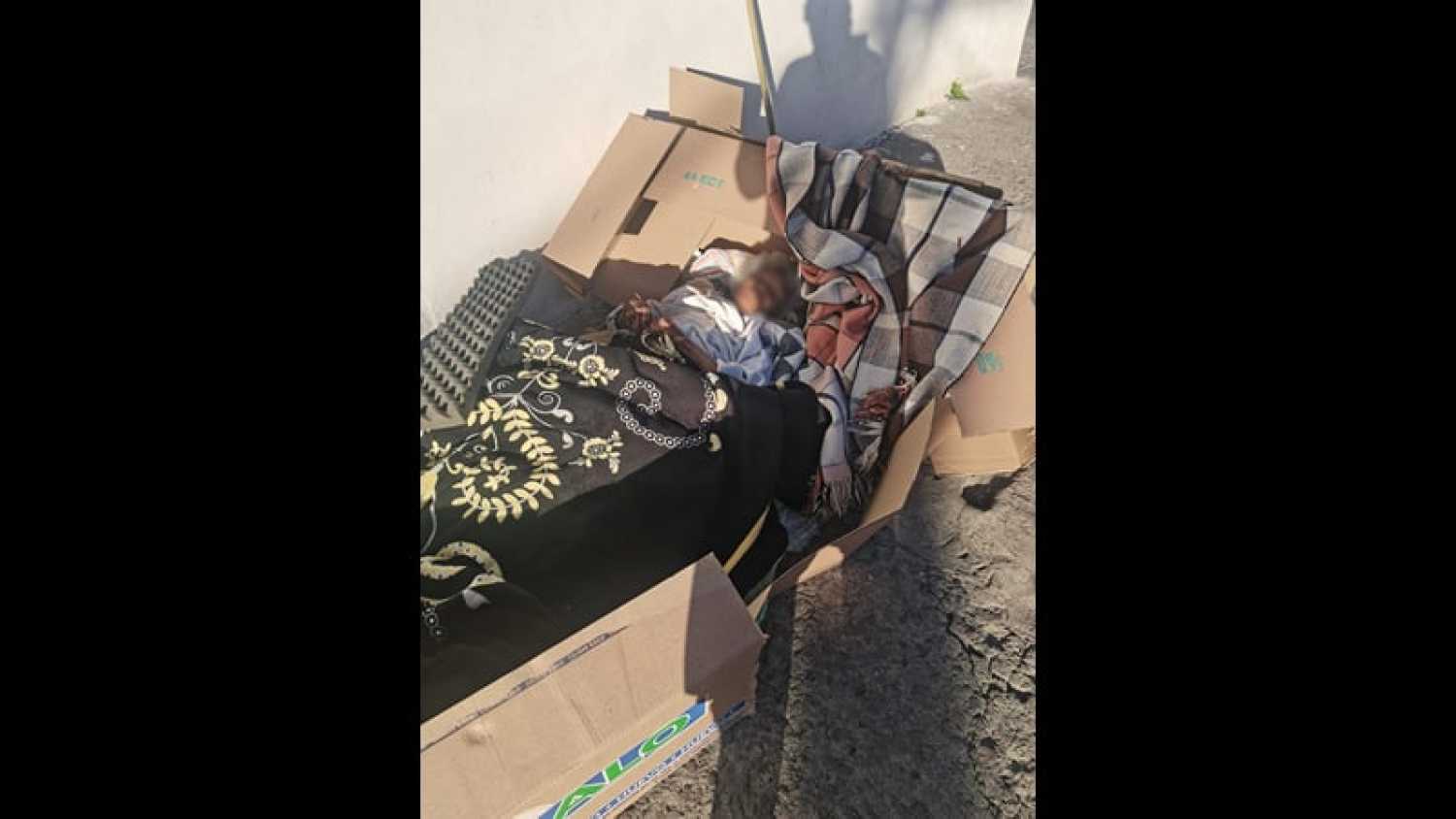 Indignante": Mujer de la tercera edad fue abandonada en cajas de cartón en la colonia Joaquin Colombres