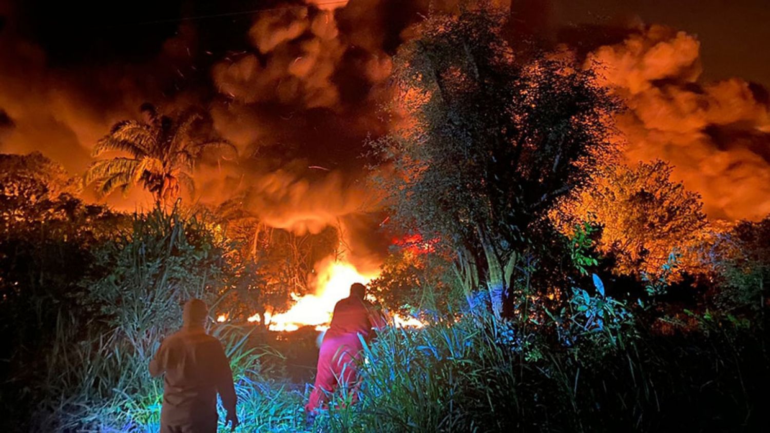 Se reporta incendio en Huimanguillo, Tabasco, derivado de fuga de aceite; evacuan a personas