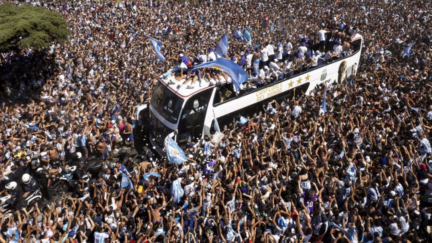 En su regreso, selección argentina no pudo celebrar en las calles por la multitud que no los permitió avanzar