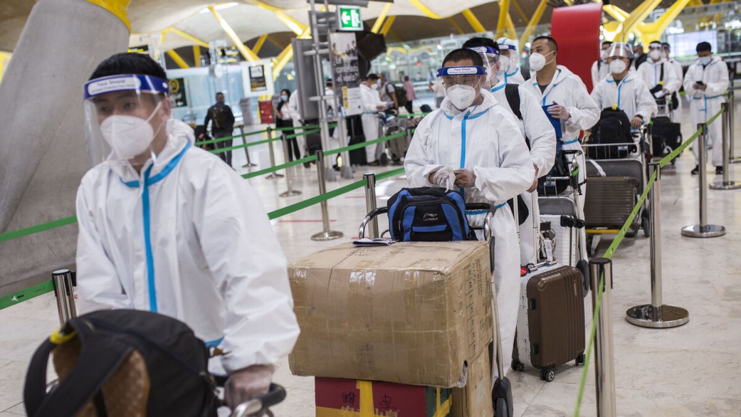 Alerta mundial ante ola de contagios de COVID-19 en China; EE.UU. se suma a los países en imponer restricciones a los viajeros 