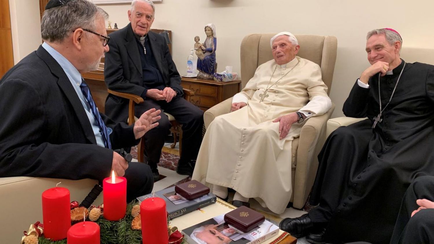 Benedicto XVI está lúcido, pero delicado de salud