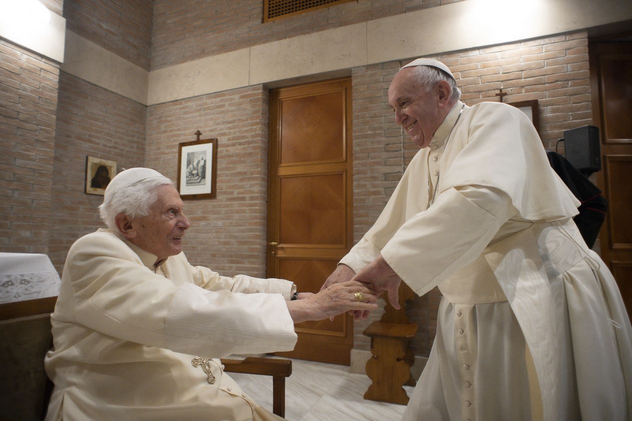 Papa Francisco oficiará el funeral de Benedicto XVI el próximo 5 de enero en la plaza de San Pedro