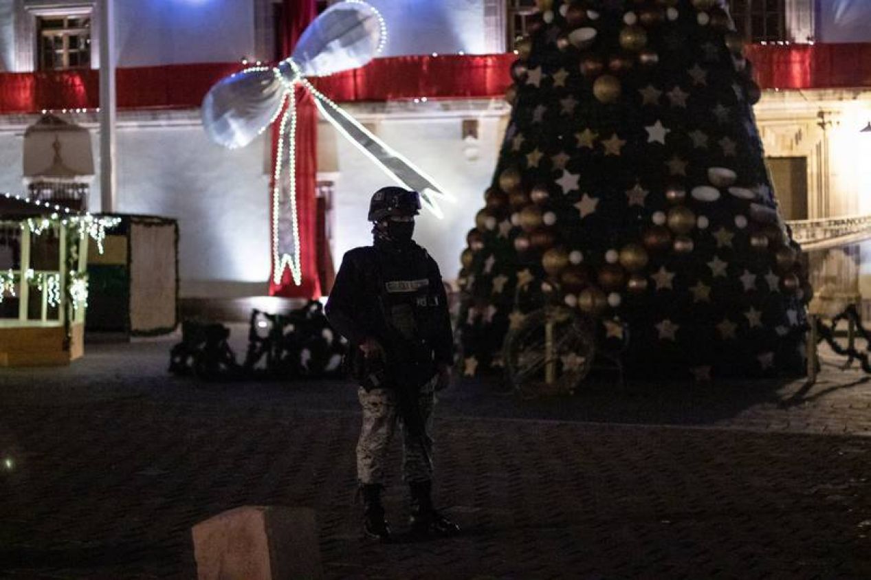 Abandonan camioneta con cuerpos en Palacio de Gobierno de Zacatecas