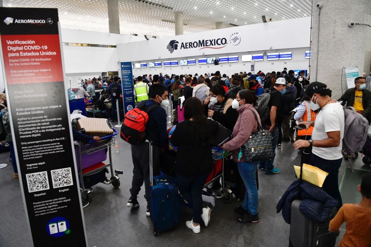 A tres días de cancelación y retraso de vuelos sigue el caos en el AICM