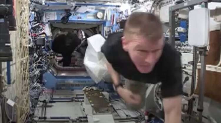 Astronauta se disfraza de gorila y hace la primera gran broma en el espacio