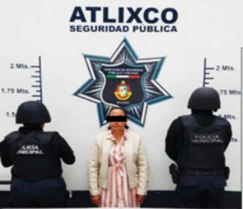 Seguridad pública de Atlixco detiene a mujer por posesión de arma de fuego y vehículo con reporte de robo