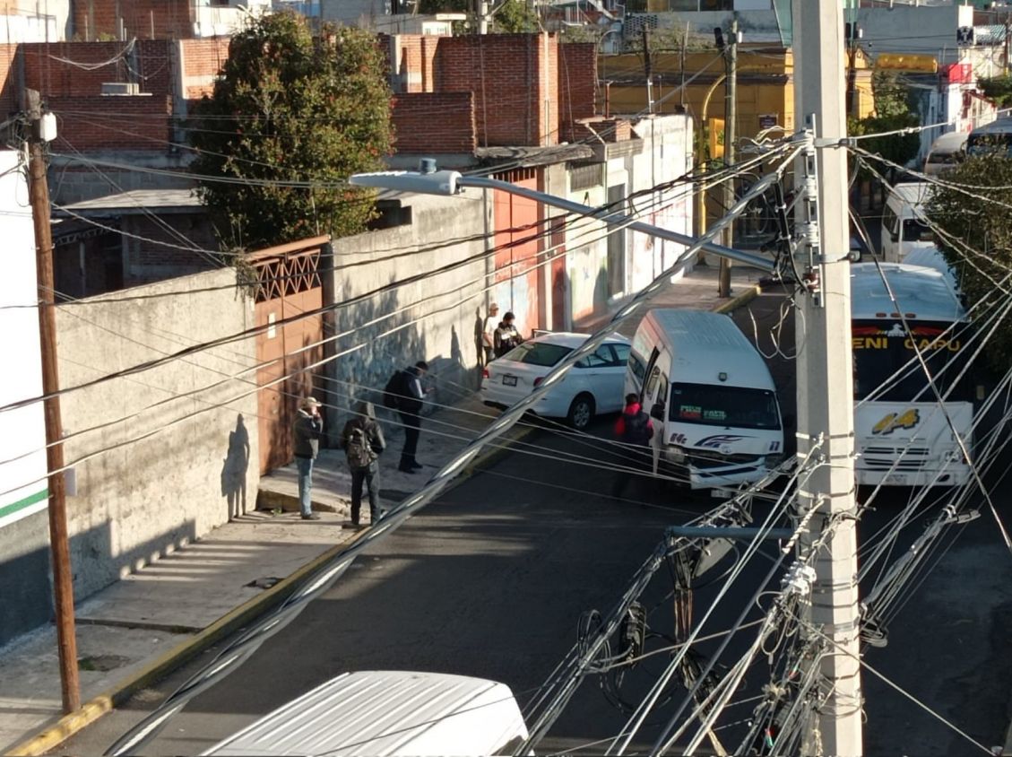Cinco lesionados deja impactó entre combi del transporte público que se pasó el alto y auto particular