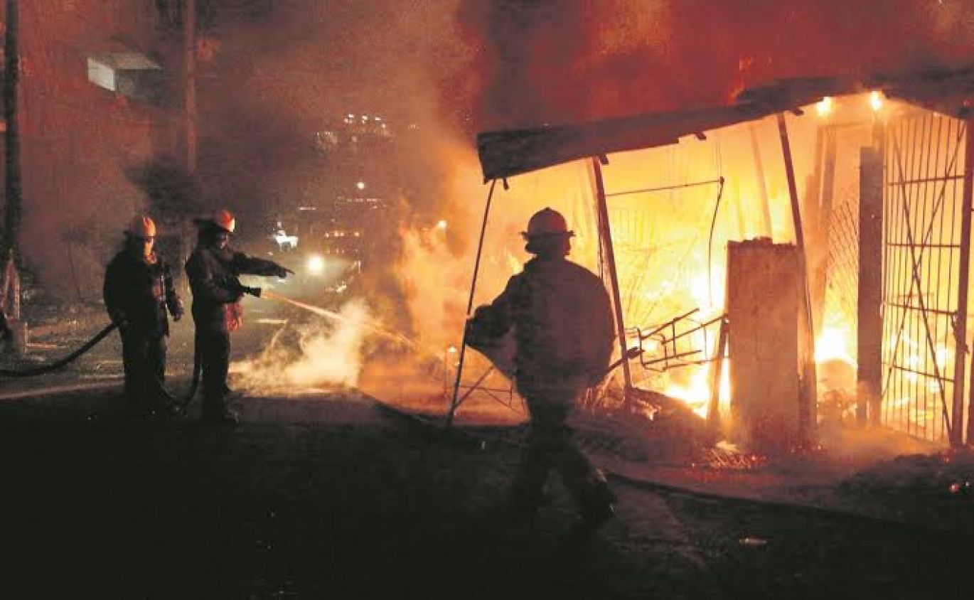 Fuego consumió cerca de 80 locales de un mercado en Acapulco 