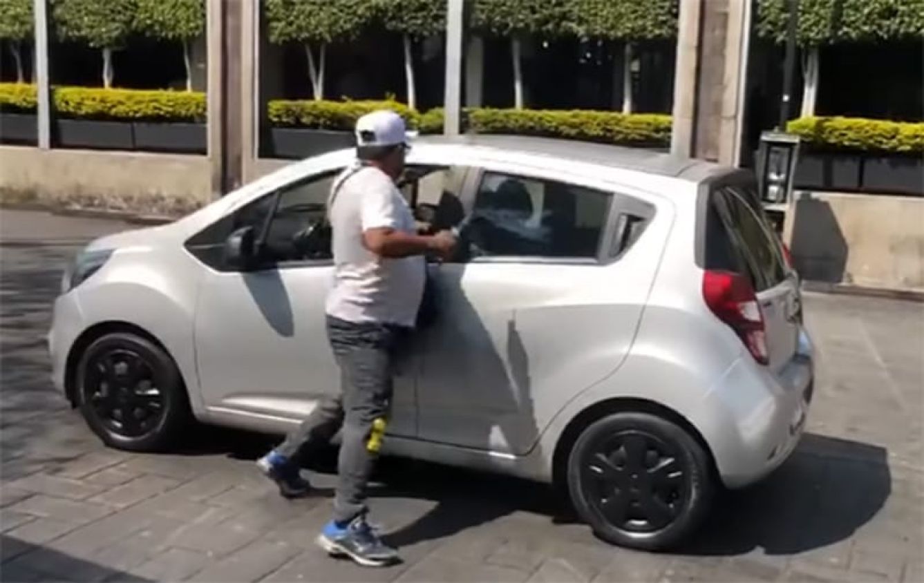 Tras discusión, taxista intenta "navajear" a conductor de Uber; el responsable no fue detenido (Video)