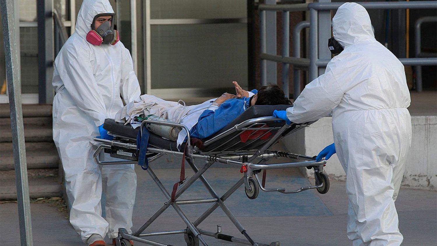Contagios de covid-19 bajan en el mundo pero aumentan las muertes: OMS