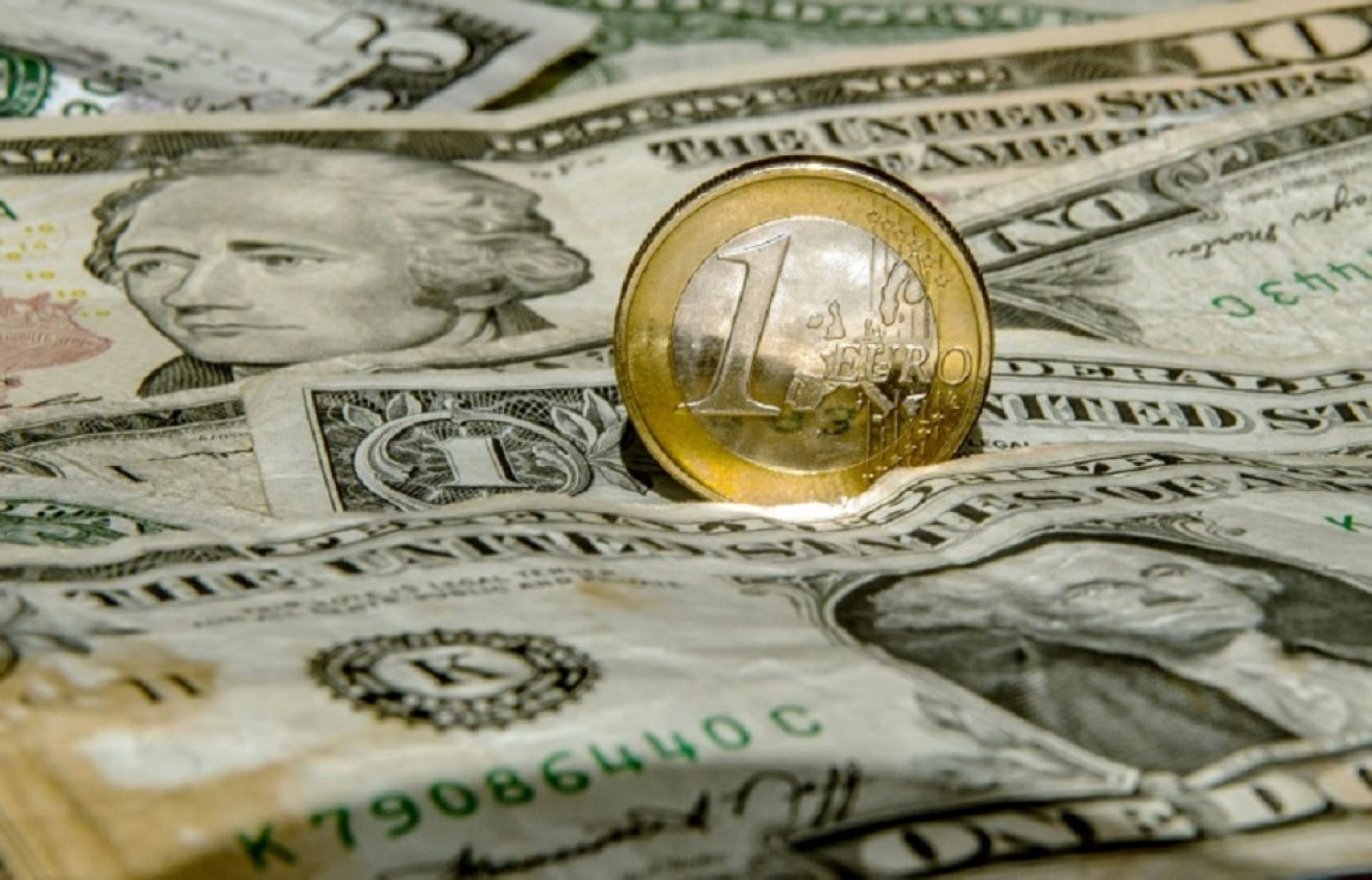 Euro alcanza este martes la paridad con el dólar por primera vez en dos décadas