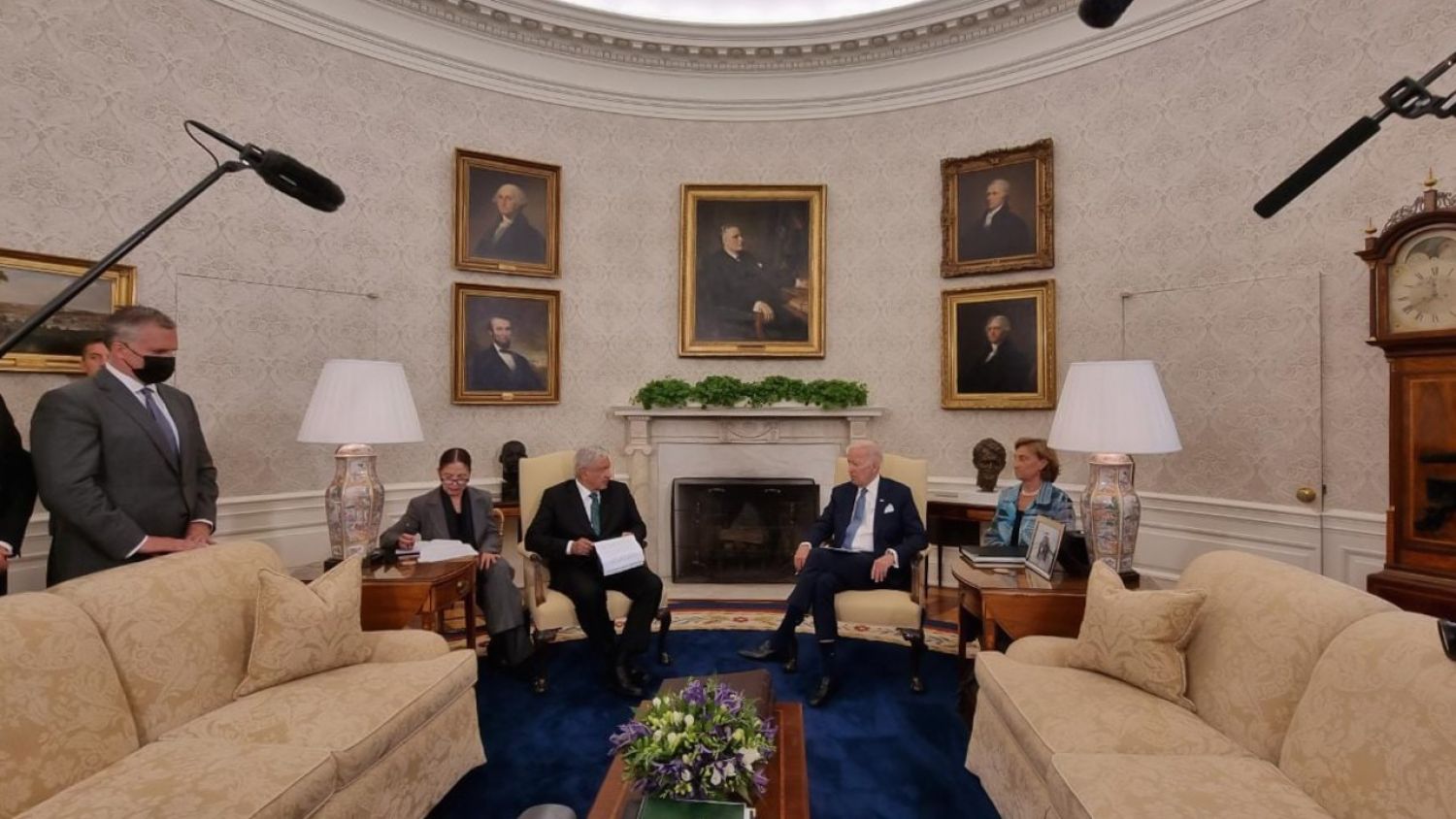 Solicita AMLO a Biden regularizar pronto a migrantes mexicanos en EEUU