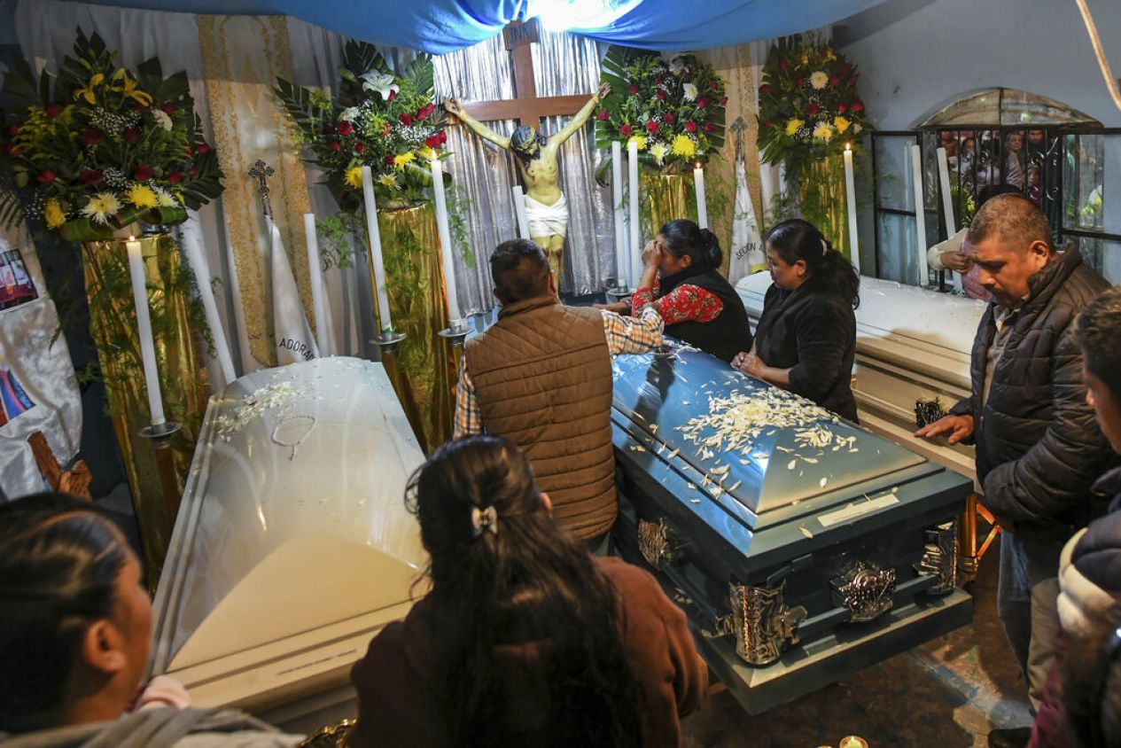 Familias despiden a sus migrantes veracruzanos que perdieron la vida en el tráiler en Texas