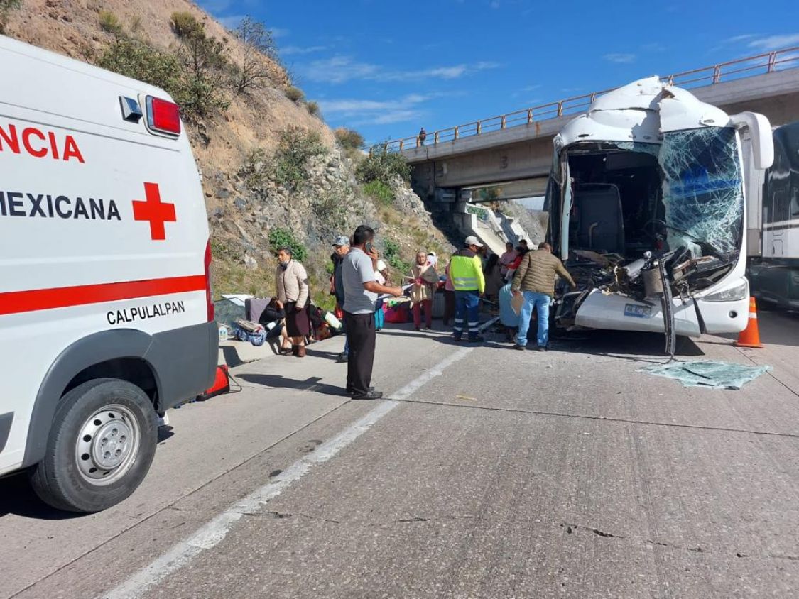 Deja choque de autobús y tráiler 53 lesionados en Arco Norte