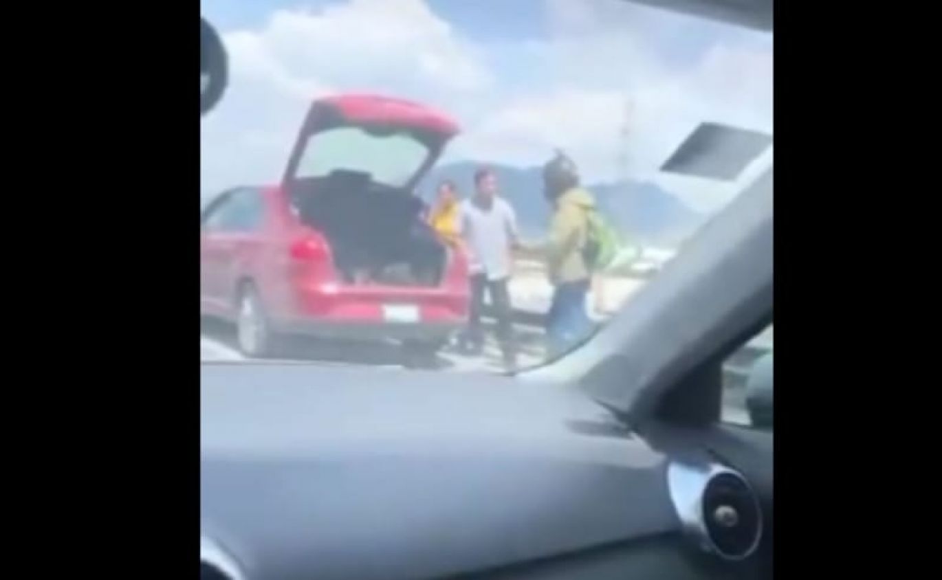 "Huyó sin importarle nada": Hombre arroja a conductor desde un puente vehicular tras percance vial