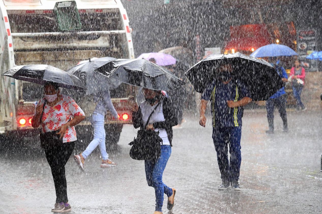 Se forma depresión Tropical 'Siete-E' al sur de las costas de Oaxaca; se esperan lluvias en las 32 entidades del país