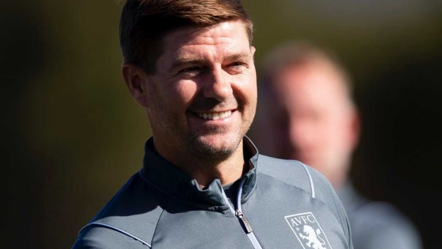 Steven Gerrard, DT del Aston Villa, impone multas a los jugadores para mejorar su rendimiento y disciplina
