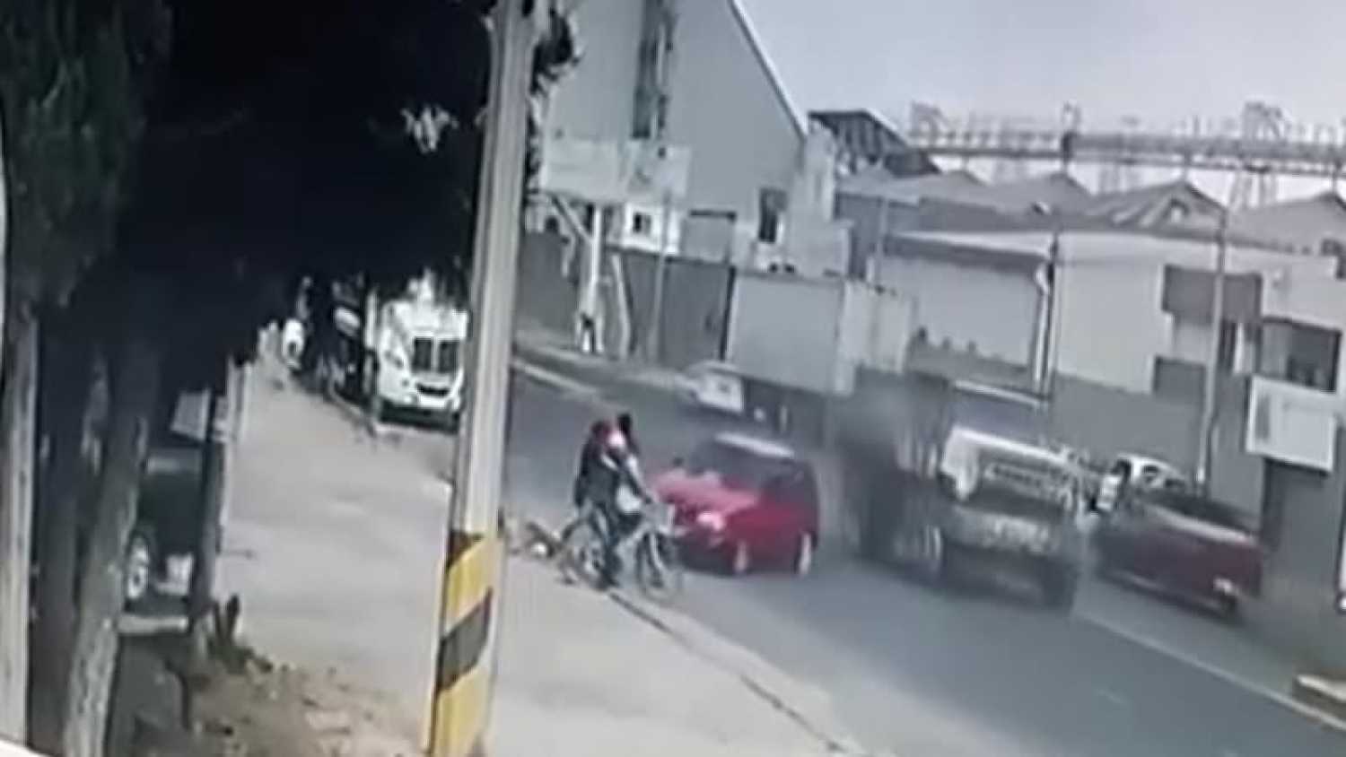 Conductor pierde el control y termina atropellando a 3 hombres en Tecamachalco (Vídeo)